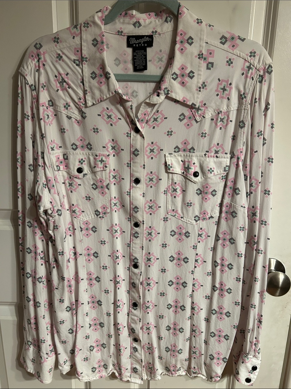Wrangler White Western Shirt with Pink and Gray Geometric Print NWOT
